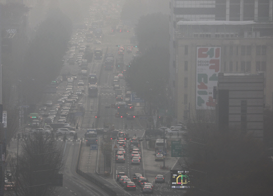 서울 미세먼지 농도가 '나쁨' 수준인 11월 23일 오전 서울 광화문 및 종로 시내가 뿌옇게 보인다. <연합뉴스>